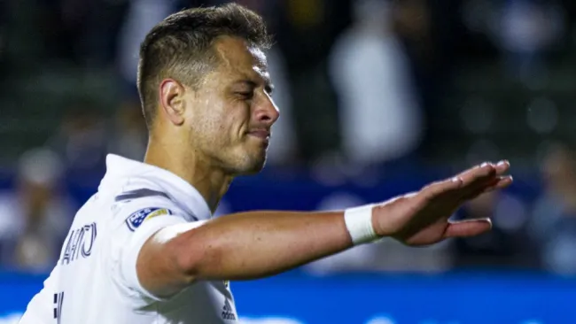 Javier Hernández celebrando una anotación con LA Galaxy