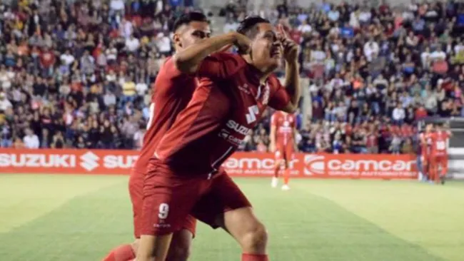 Jugadores del Club Deportivo Tepatitlán festejan un gol