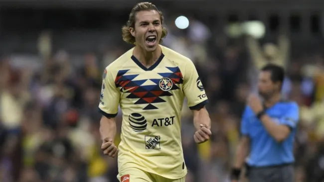 Sebastián Córdova celebrando su anotación con América
