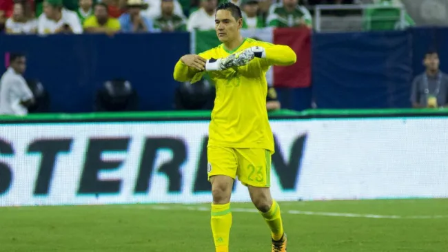 Moisés Muñoz en acción con el Tri