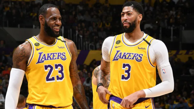 LeBron James y Anthony Davis en partido de los Lakers