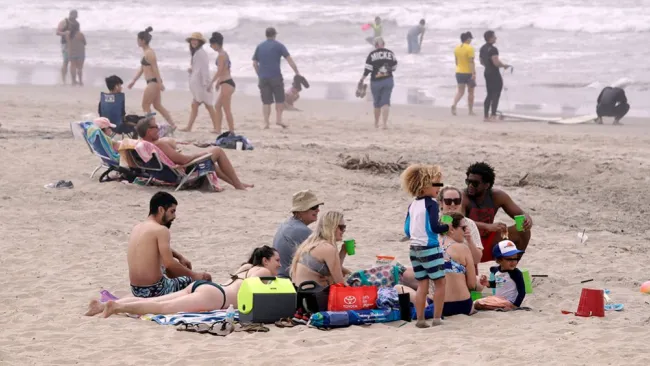 Personas en las playas de Huntington Beach, California