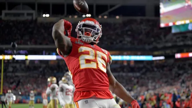 Damien Williams durante un duelo con los Chiefs