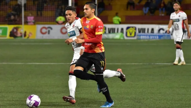 Diego González durante un partido con Herediano