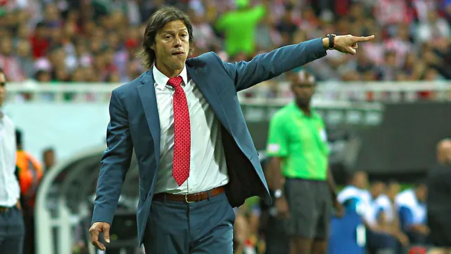 Matías Almeyda da indicaciones en un compromiso 