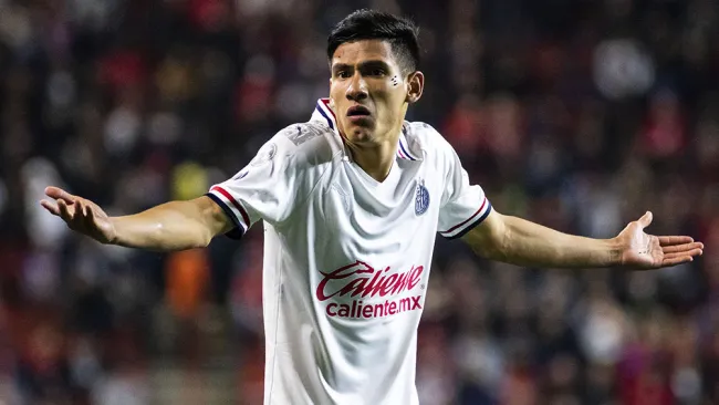 Uriel Antuna en un partido con Chivas 