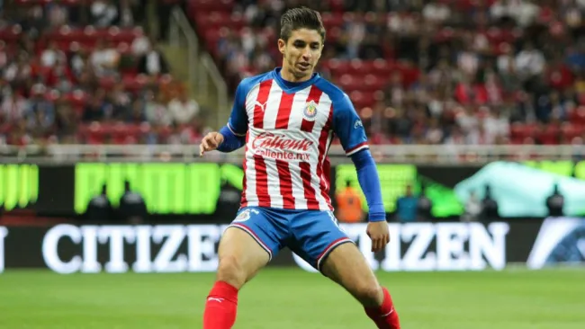 Isaac Brizuela durante un juego de Chivas