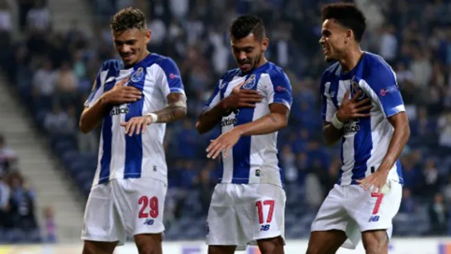 Tecatito celebra una anotación con el Porto