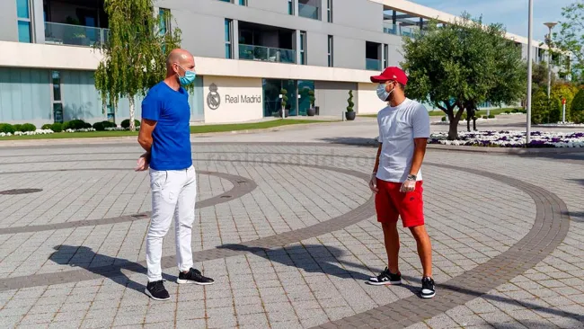 Zinedine Zidane charló con sus jugadores a la distancia