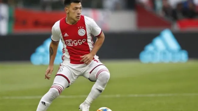 Lisandro Martínez conduce la redonda en juego del Ajax