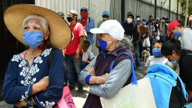 Gente de escasos recursos recibe alimento en la CDMX