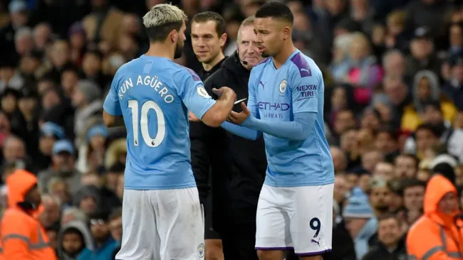 Agüero realiza un cambio con Gabriel Jesus en la Premier 