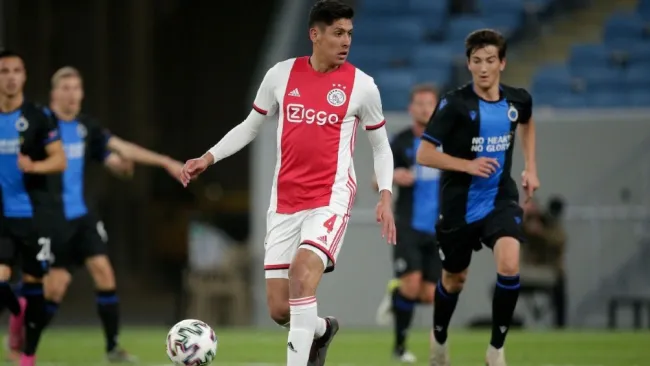 Edson Álvarez durante un partido con Ajax