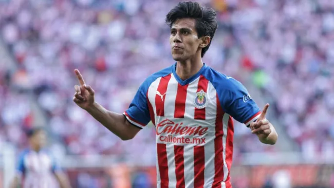 José Juan Macías celebrando una anotación con Chivas