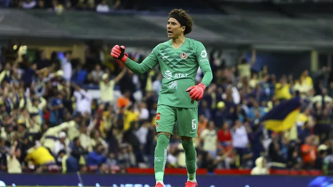 Guillermo Ochoa en un partido con América