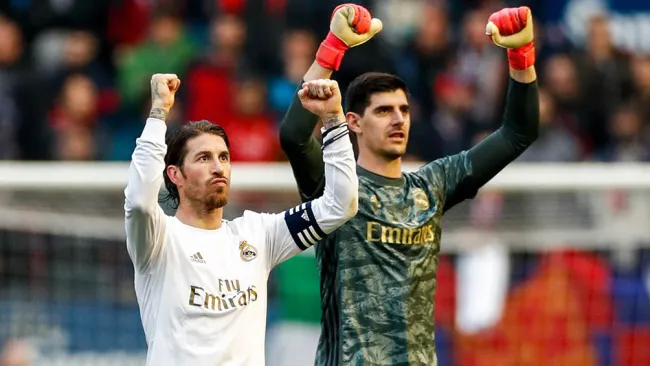 Sergio Ramos y Courtois tras una victoria del Real Madrid 