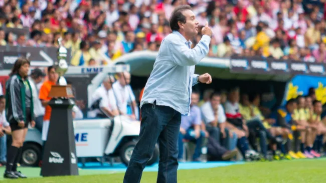 Fernando Quirarte durante un partido de leyendas