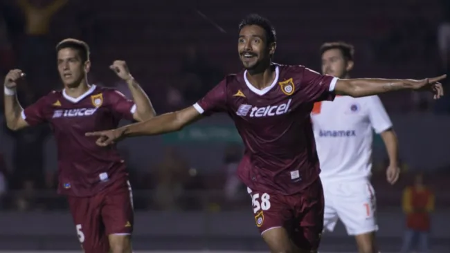 Taufic Guarch celebra un gol con Tecos