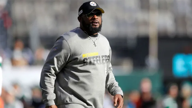 Mike Tomlin en un entrenamiento con Pittsburgh Steelers