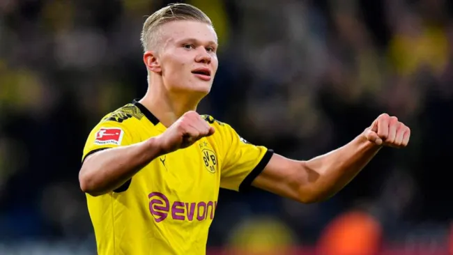 Haaland celebra un tanto con el Borussia Dortmund