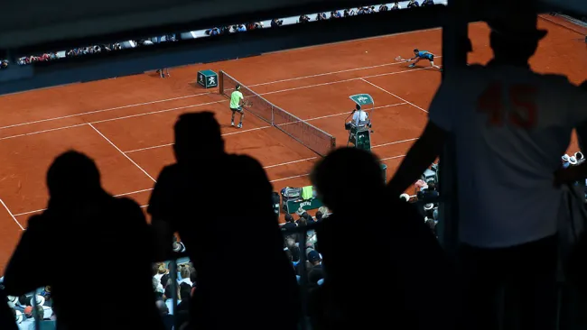 Roland Garros analiza retardar su inicio y jugar sin público