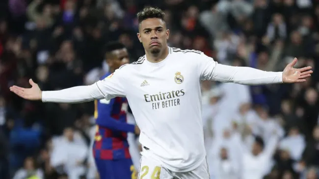 Mariano durante un duelo con el Real Madrid