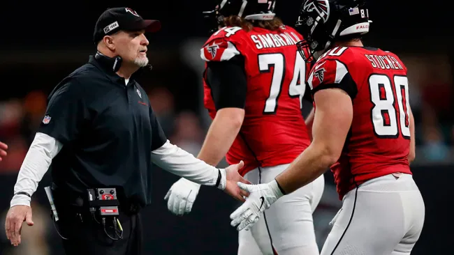 Jugadores de Atlanta saludan a su coach, Dan Quinn