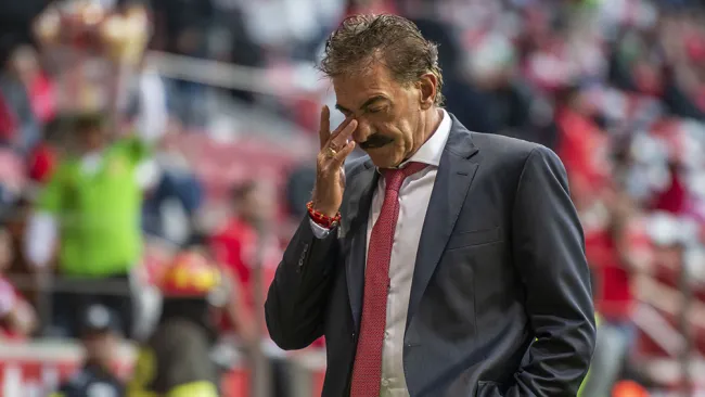 Ricardo La Volpe en un partido con Toluca