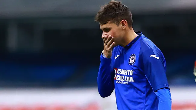 Umbro trolleó a Cruz Azul por borrar su logo