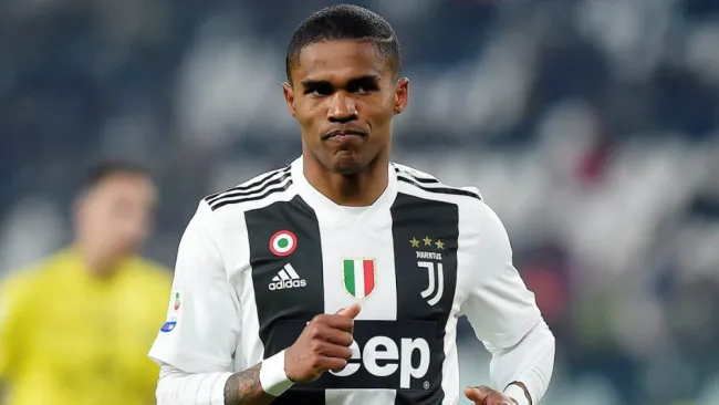 Douglas Costa en partido con la Juventus