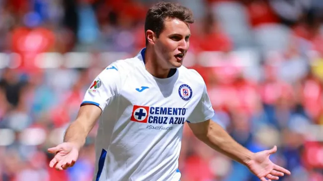 Santiago Giménez en celebración de gol con Cruz Azul