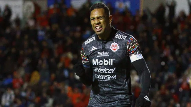 Roberto Nurse durante un partido con Mineros