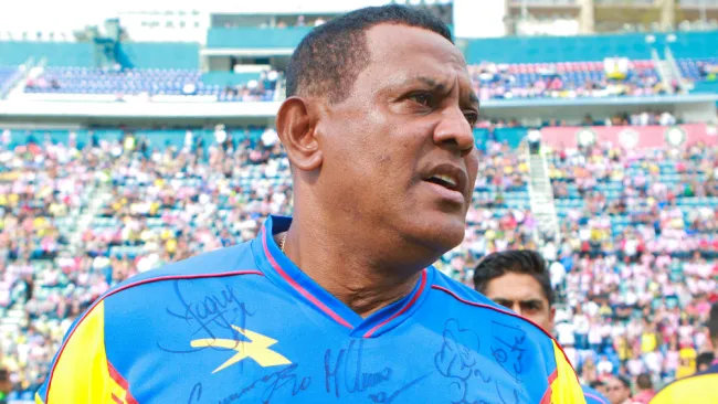 Negro Santos discutió con Rodolfo Pizarro en Twitter