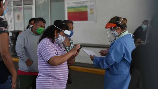 Familiares con pacientes con Covid-19 en México