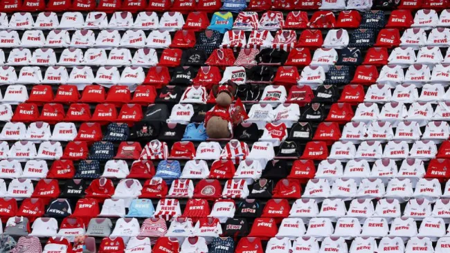 El Estadio Rhein Energie con jerseys sobre las butacas