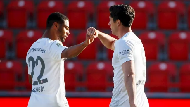 Lewandowski celebra un gol con Serge Gnabry