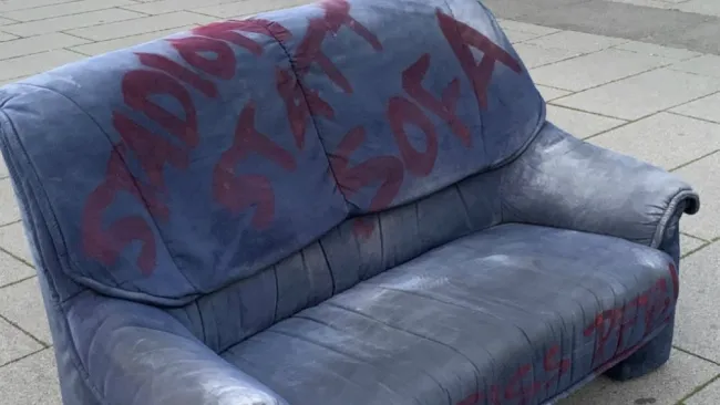 Sillón a las afueras del Estadio Rhein Energie: "Estadios, no sofás", se lee 