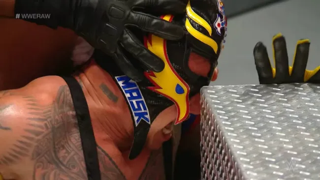 Rey Mysterio sufrió una fuerte lesión en el ojo