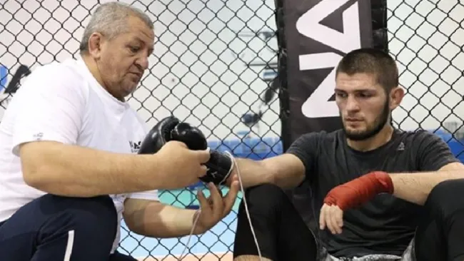 Khabib Nurmagomedov junto a su padre y entrenador