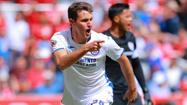 Santiago Giménez celebrando un gol con Cruz Azul