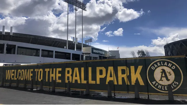 Una manta da la bienvenida al Coliseum de Oakland