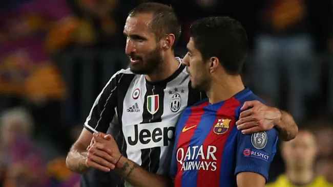 Chiellini y Suárez tras un duelo en Champions League 