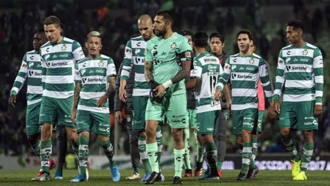 Jugadores de Santos en el partido contra Pumas