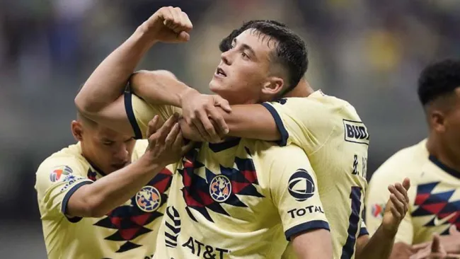 Federico Viñas celebra un gol con el América