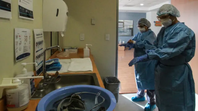  Médicos escriben mensajes en sus batas para apoyar a pacientes con coronavirus