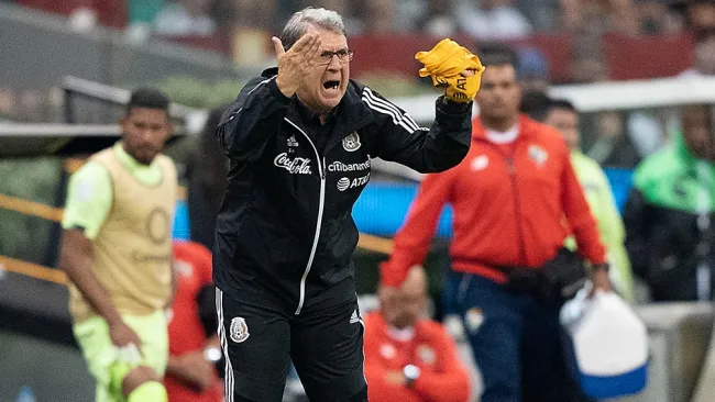 Martino reclama durante un juego del Tri