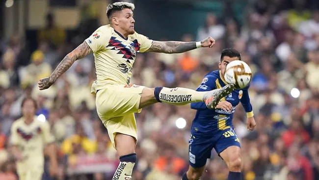 Nico Castillo disputa el balón en un juego de América