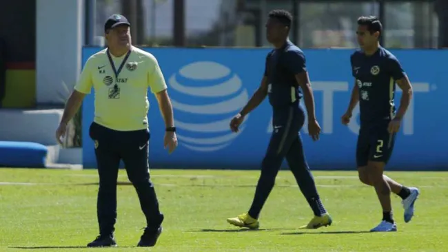 Miguel Herrera, Andrés Ibargüen y Luis Fuentes en entrenamiento