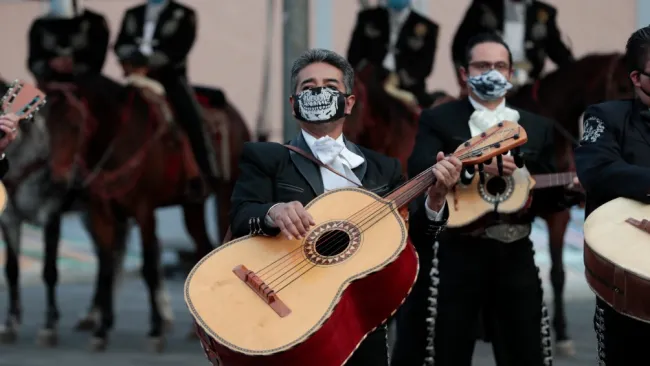 Mariachis se protegen con cubrebocas en CDMX
