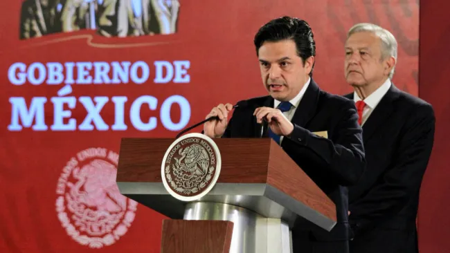 Zoé Robledo y AMLO en conferencia de prensa